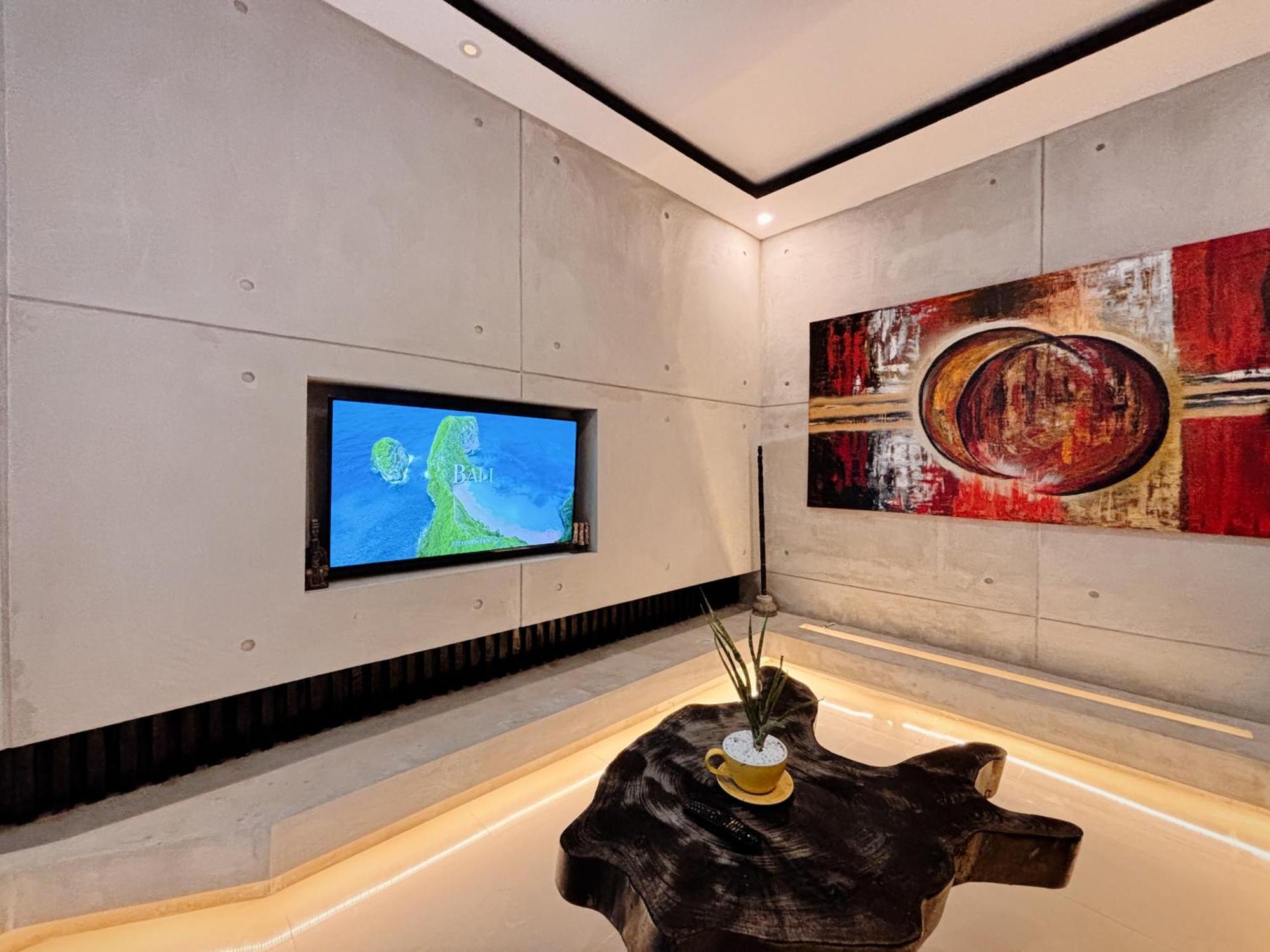 Modern 2 Bedroom Center. *